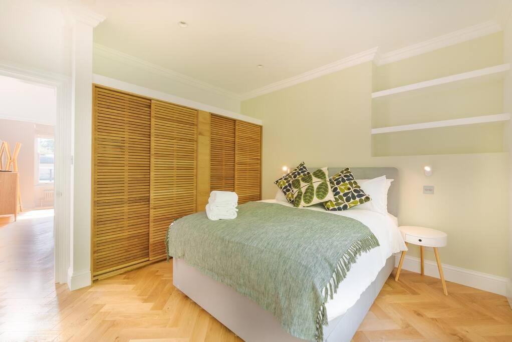 Stunning Two Bed Apartment Rh8 London Eksteriør billede